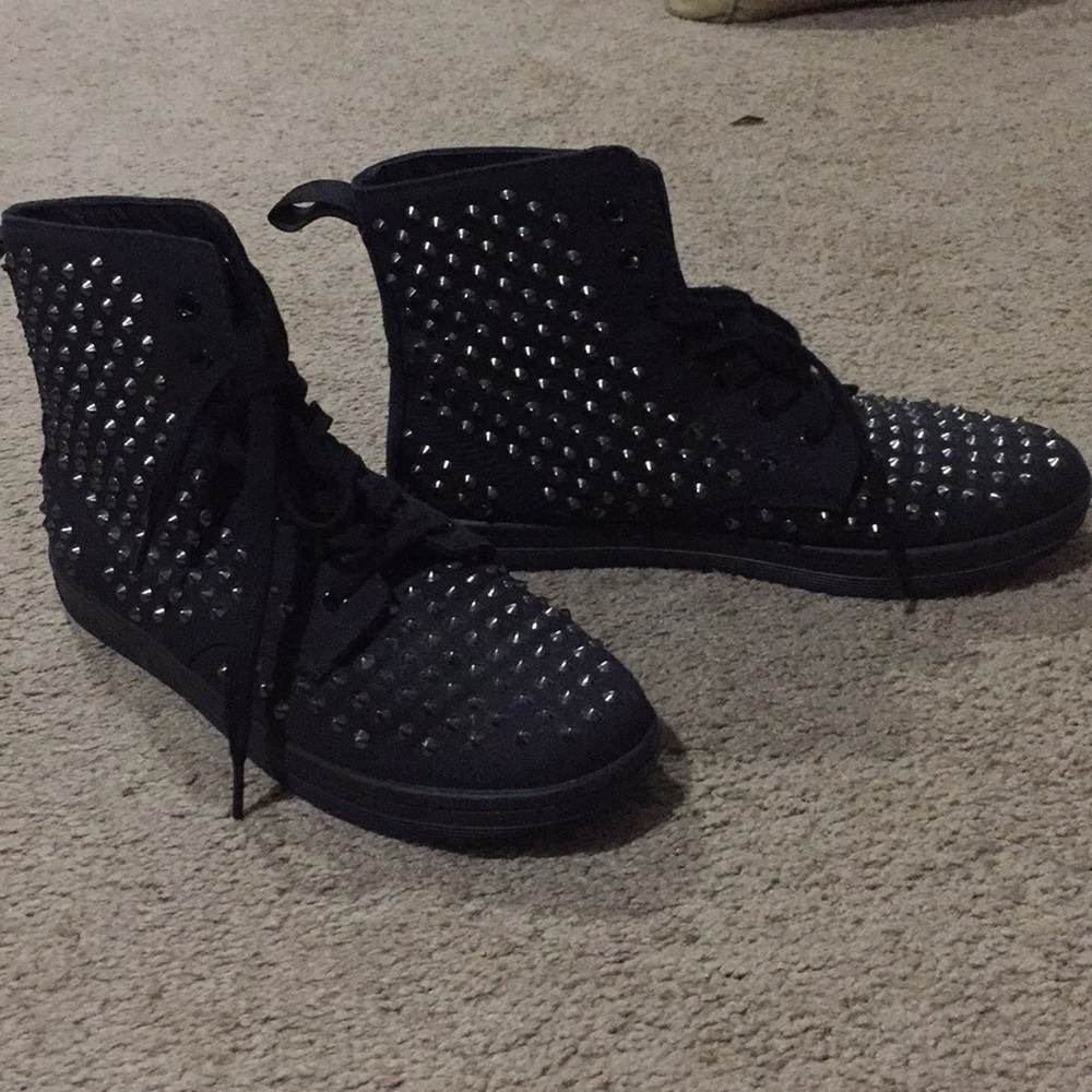 Dr. Martens shorestud Size 9 studded high tops